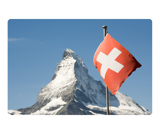 Bergpanorama mit Schweizer Flagge